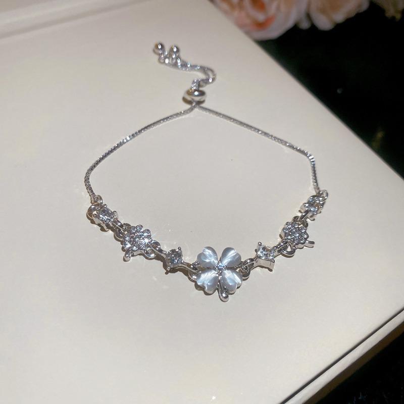 New dopamine diamond-encrusted four-leaf clover bracelet, fashionable and personalized ins wind bracelet, exquisite design and versatile bracelet.