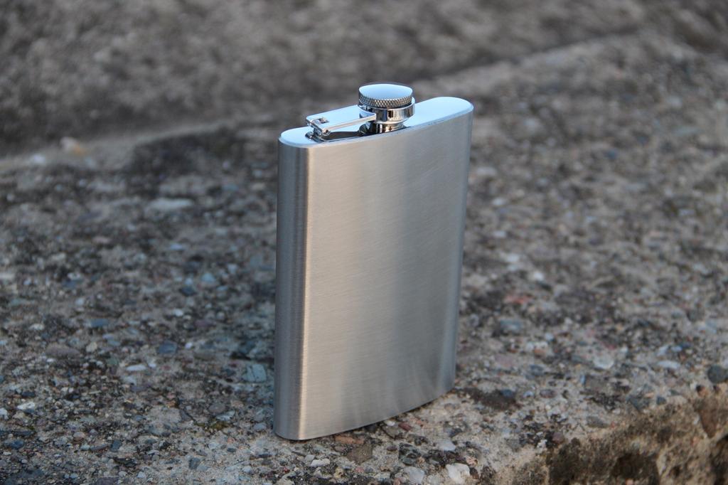 Elegant Silver Hip Flask with Four Gentelo Glasses
