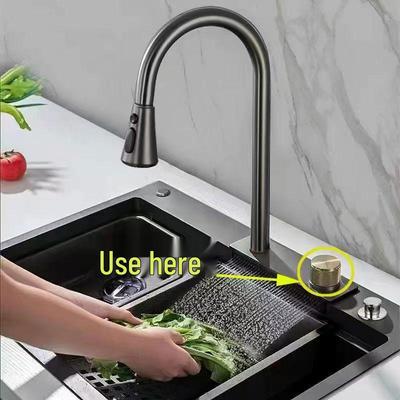 Otočná kuchyňská baterie s přepínačem a keramickým ventilem: Horká a studená dvojitá výpusť pro umyvadlo a zeleninový dřez