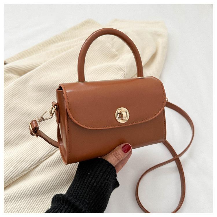 

Новая ретро 2025 зима новая однотонная простая застежка повседневная сумка-мессенджер маленькая квадратная сумка с текстурой светло-коричневого