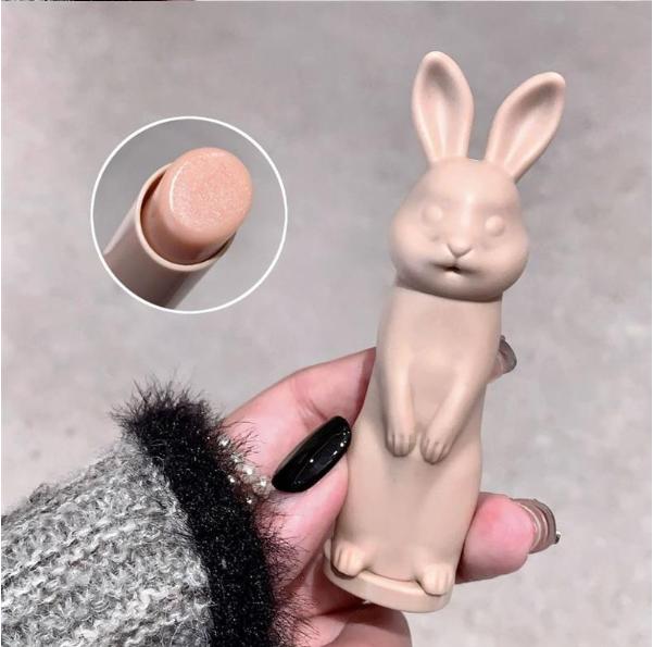 Ежедневный уход за губами: увлажняющая помада кофейный