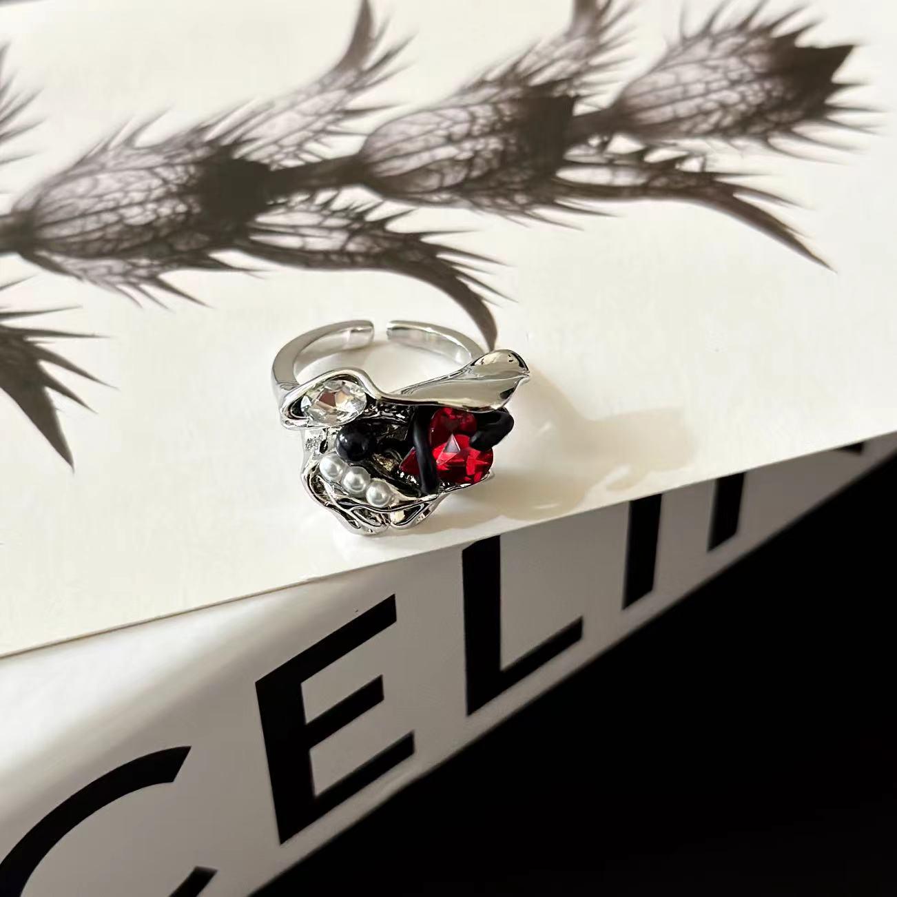 

Темное хип-хоп кольцо-обертка с красным сердцем - Крутой металлический лавовый открытый дизайн для пальца для женщин