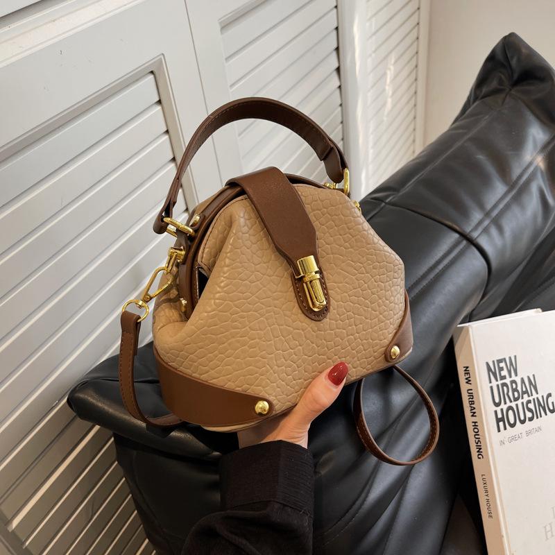 Luxury Leather Vintage Shoulder Bag with Metal Buckle Classic Casual Crossbody for Ladies Stylish Messenger Bag