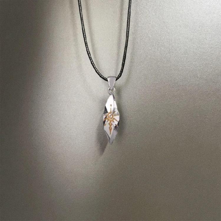 Ręcznie robiony wisiorek z meteorytu na łańcuszku Szyjnym Oferujący Połączenie Vintage Elegancji i Współczesnego Stylu