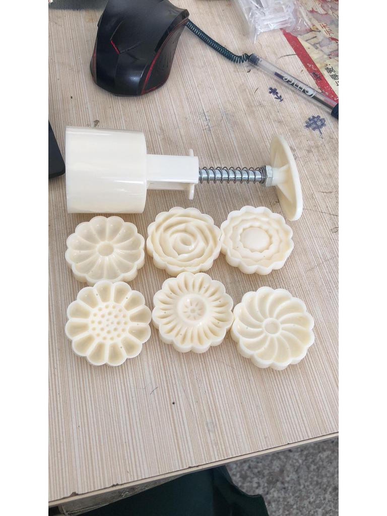 Zhenghui 3D Mooncake & Pastry Mold Set - Hand-Pressed, Round, for Mid-Autumn & Snow Skin Mooncakes.
