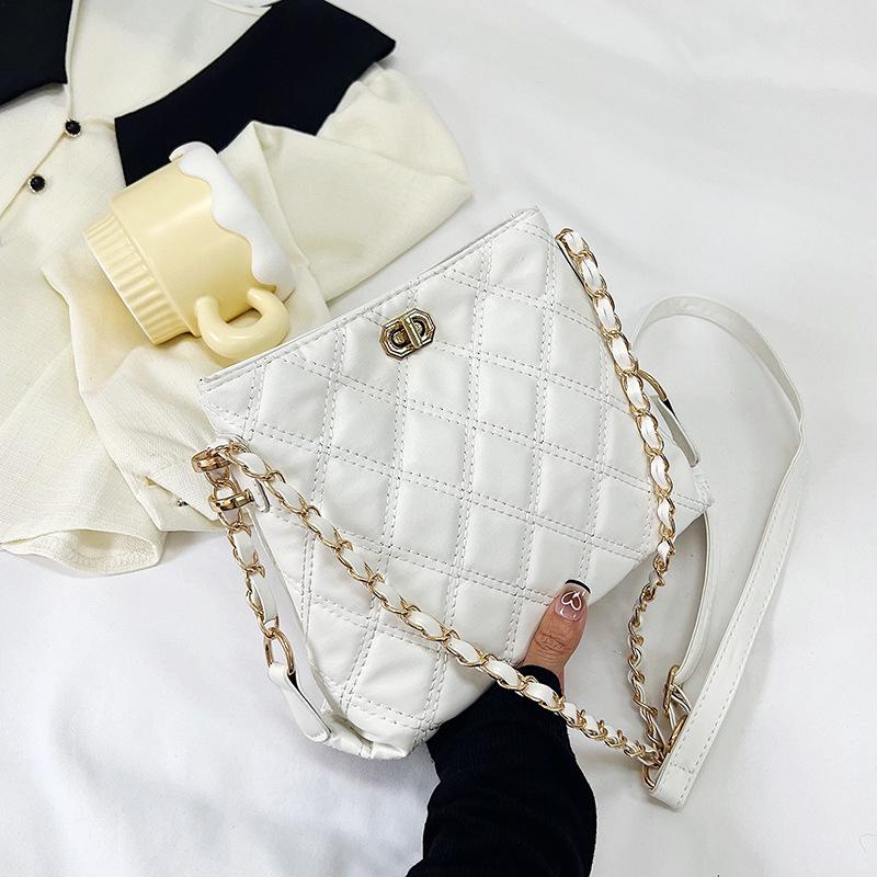 

Сумка на ланцюжку жіноча сумка месенджер у вигляді ромба нова корейська версія модна сумка через плече жіноча сумка проста і красива повсякденна сумка-відро білий