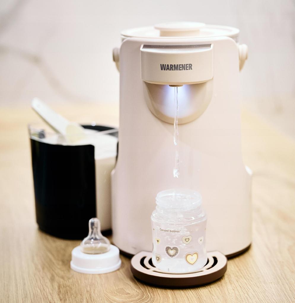 Machine for preparing formula milk for babies