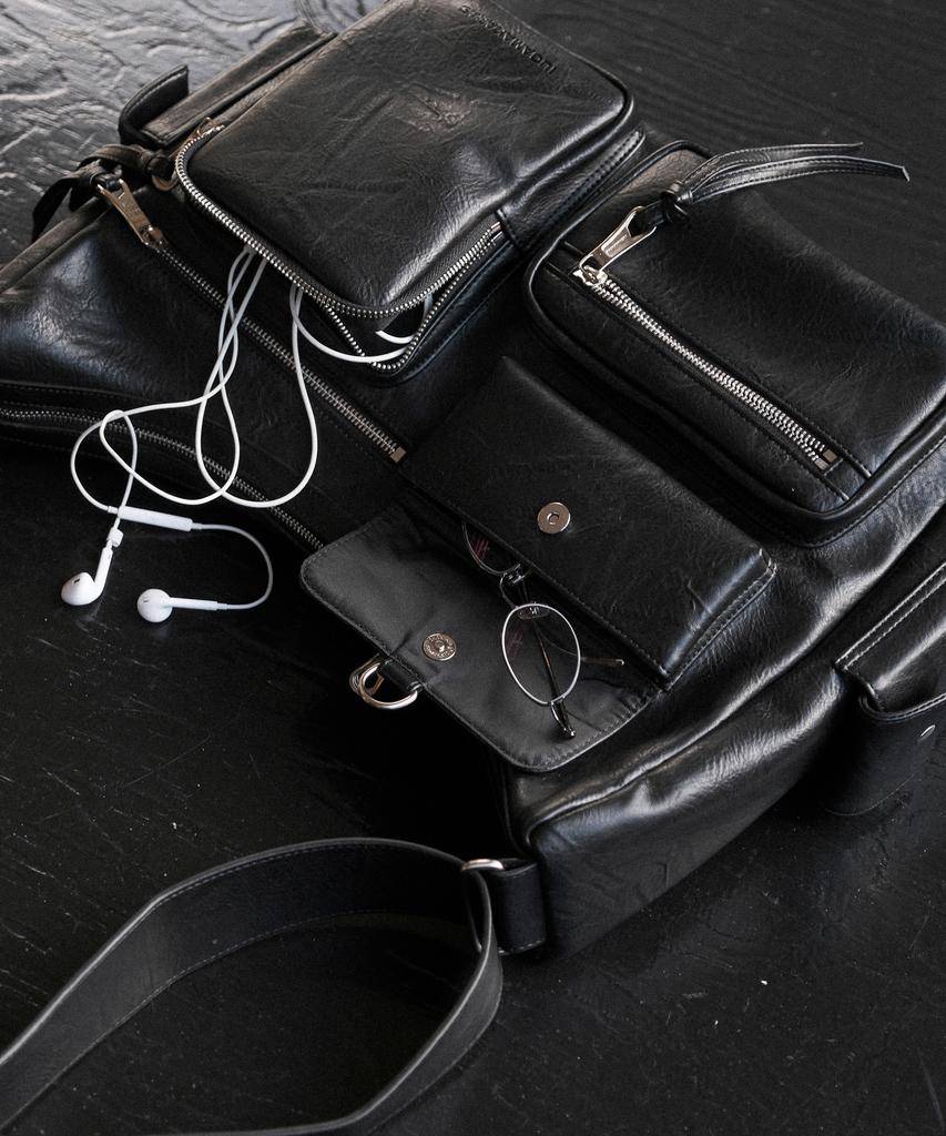 Iugamakaras Multi Pocket Leather Bag (Black)