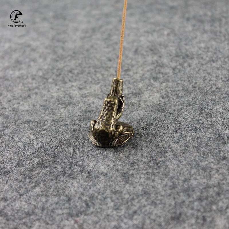 Style Copper Frog Incense Burner Antique Brass Animal Figurines Incense Holder Base Tea Pet Desk Decoration Home Decor Ornament