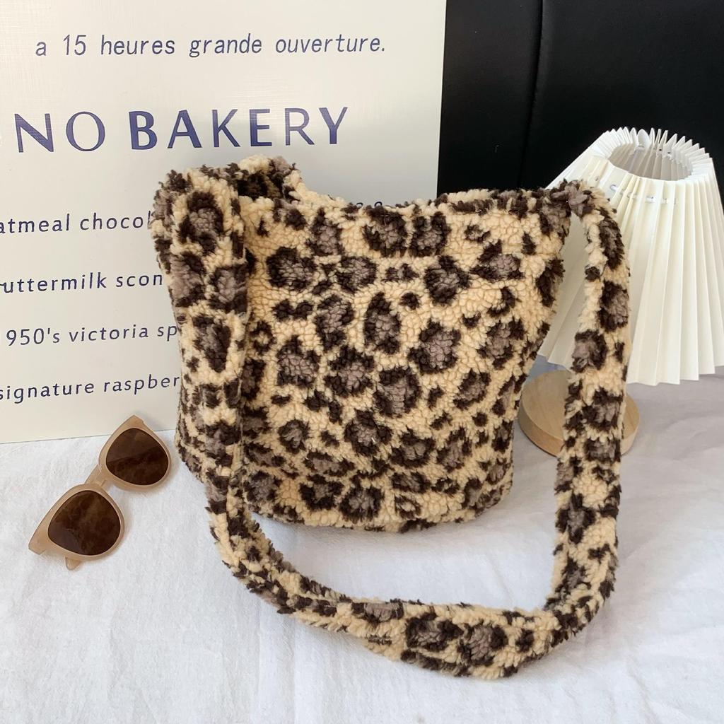 Leopard Print Korean-Style Lamb Wool Shoulder Bag: Large Capacity Autumn/Winter Crossbody for Women