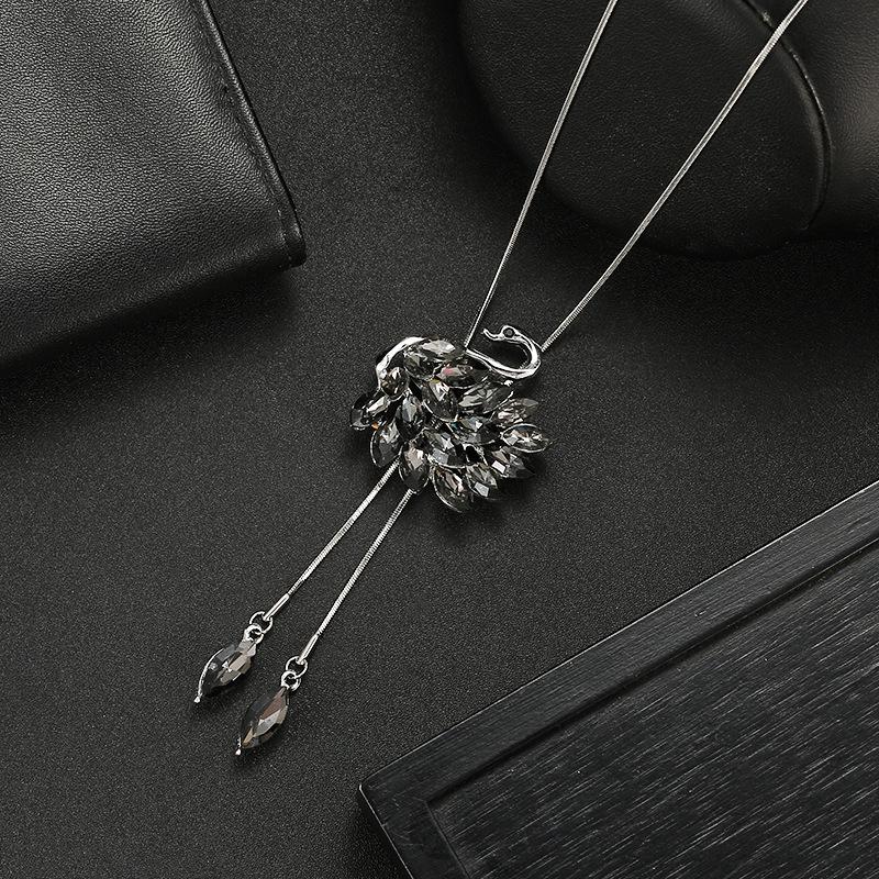 Luxury Non-Fading Korean Fashion Sweater Necklace: Autumn/Winter Women's Niche Design Pendant