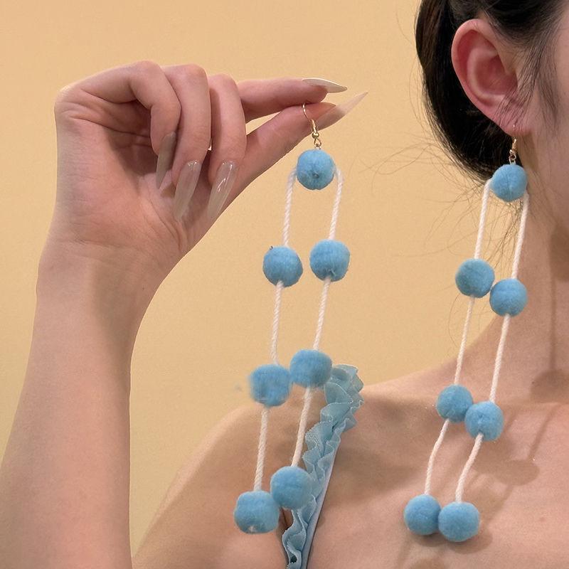 

Конфетный цвет, флокированный меховой шарик с бахромой, крючок для уха, простые милые маленькие свежие серьги, женская мода, нишевые высококлассные серьги