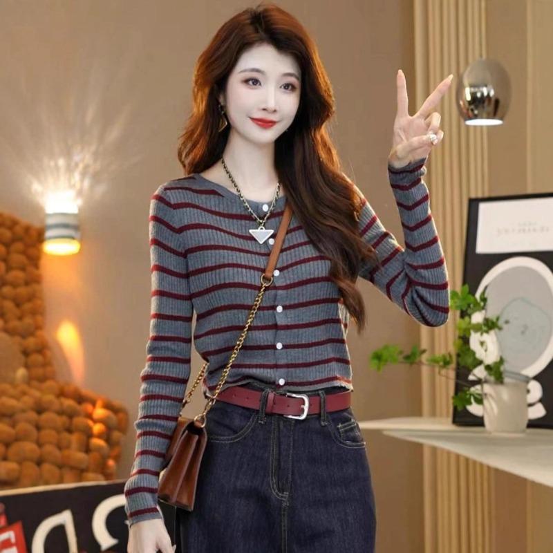 Contrasting color striped crew neck knitted sweater women's autumn versatile sweater backing cardigan top striped knitted sweater women