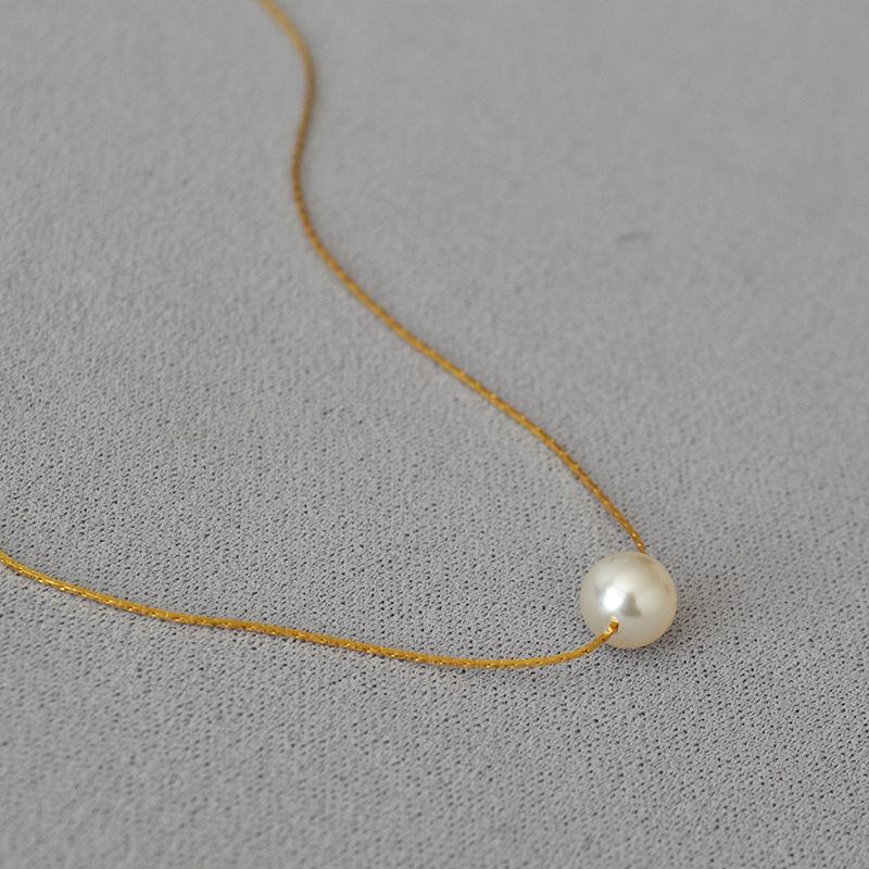 Japan & Südkorea Minimalistische Goldplattierte Messing- & Seiden-Schlüsselbeinkette mit Imitationsperle