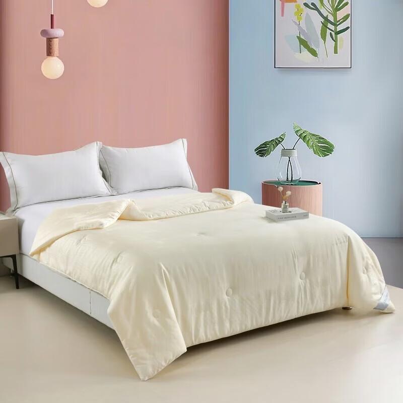 Playboy All-Season Polyester Quilt