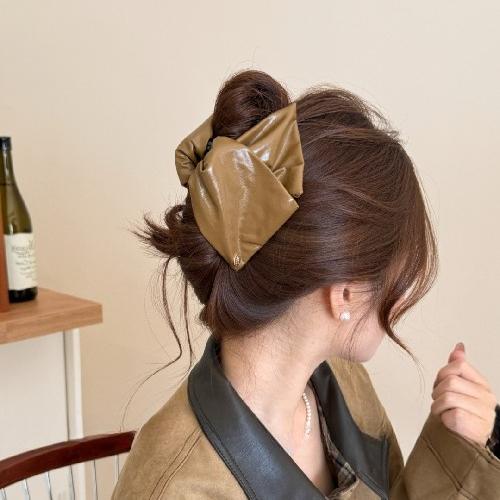 Solid Color Gold Standard Leather Triangle Clip Female 2025 New High-end Sense of Temperament Shark Clip Hair Accessories on The Back of The Head