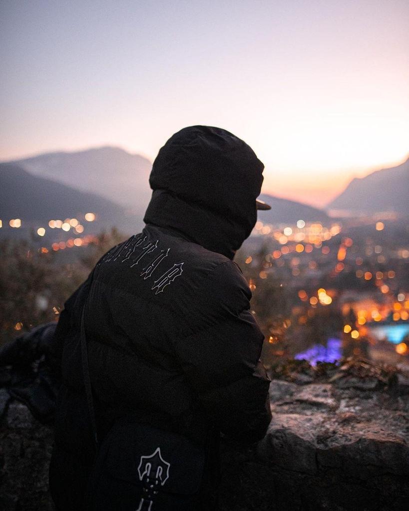 Trapstar Retro Katoenen Jas: Blauwe Letter Borduurwerk, Opstaande Kraag, Koppelstijl Bovenkleding