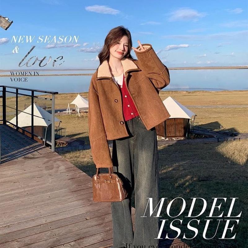 

Double-Sided Women s Lamb Wool Coat: Fur-Lined, Stylish, Warm, Short Length for Petite Figures. Large