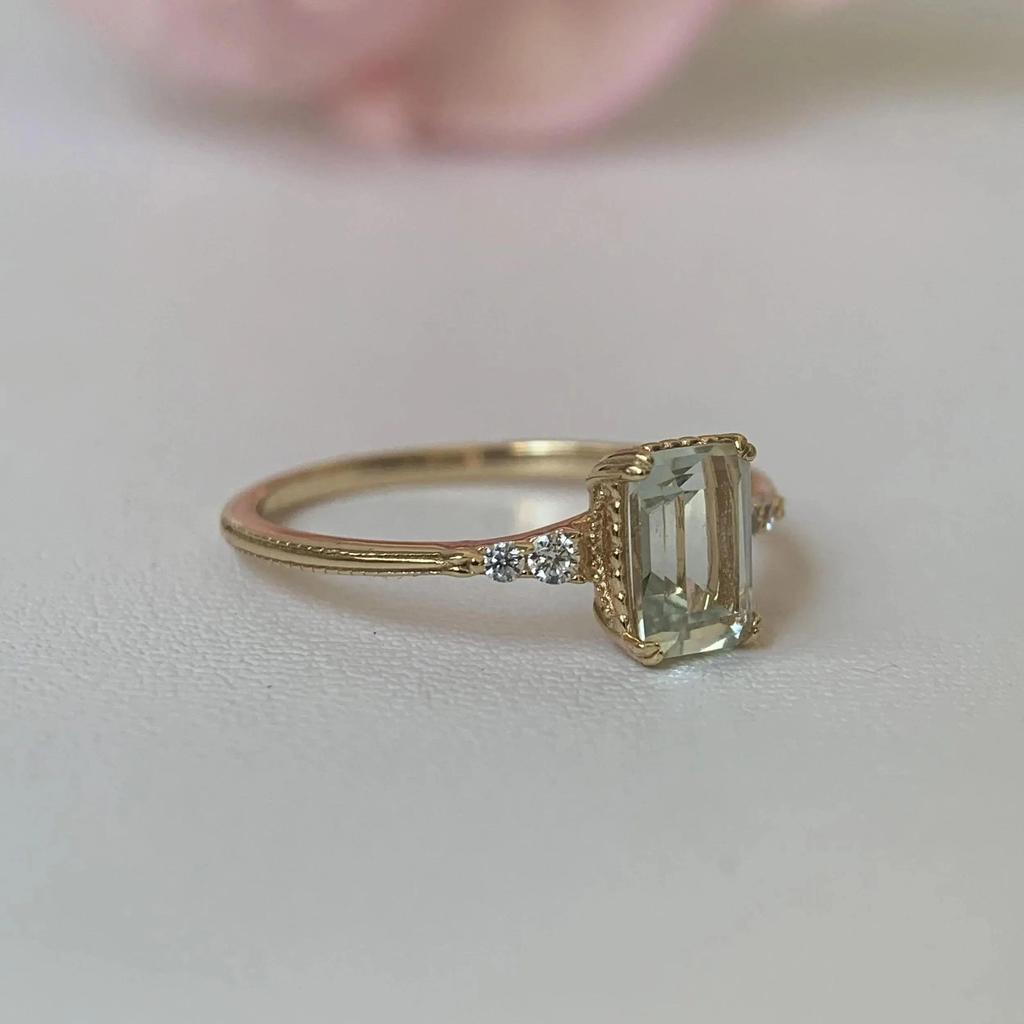 Anillo de Compromiso para Mujer con Gema de Amatista Verde Corte Esmeralda – Banda Chapada en Oro con Acentos de Diamantes Laterales, Elegante Joyería de Declaración Regalo para Ella