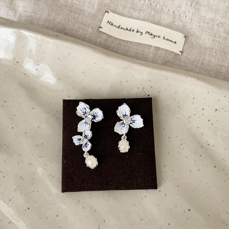 Design Sense Asymmetrical Oil Dripping Flower Fringed Stud Earrings Female Hong Kong Style Retro Light Luxury Elegant Versatile Earrings