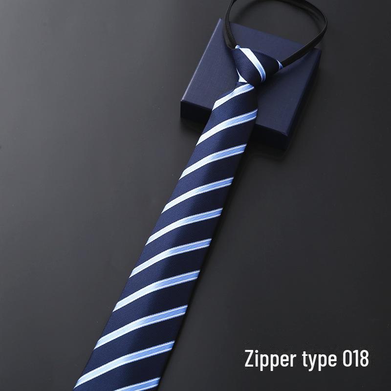 

Мужской галстук на молнии в синюю полоску — идеальный вариант для деловых встреч, свадеб или официальных мероприятий.