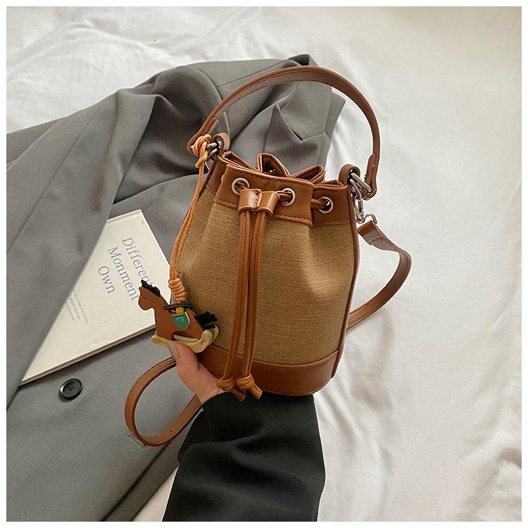 Stylish and simple contrasting color bucket bag women's 2025 new shoulder messenger bag high value casual strap handbag