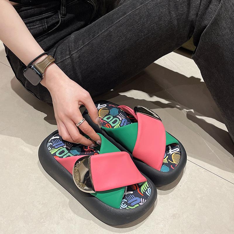 Internet Celebrity Graffiti Slippers Women Summer Wear 2024 New Niche Fashion Muffin Thick Bottom Out Beach Cool Slippers