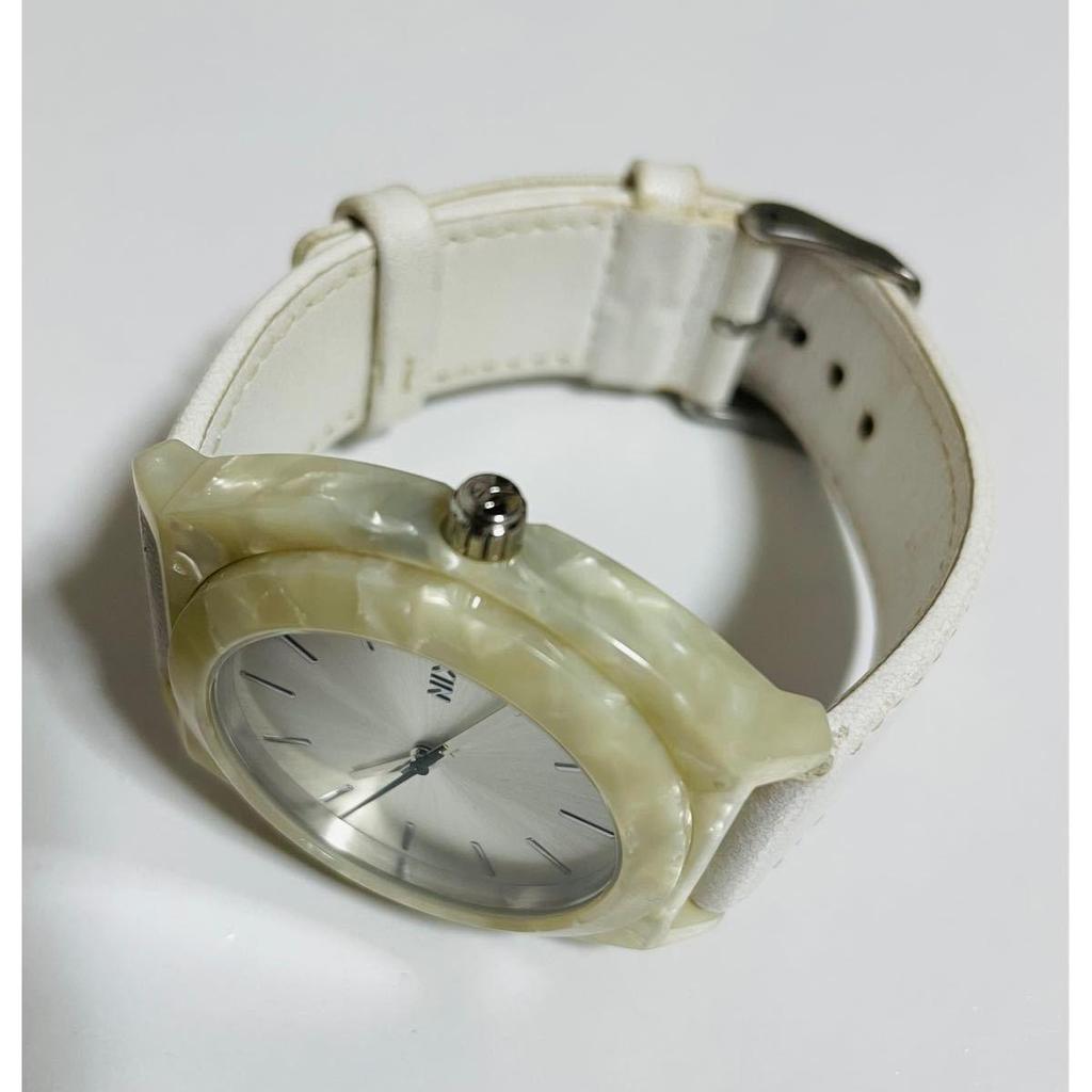 Used Beautiful Condition NIXON TIMETELLER In White with a New Battery and a Leather Strap.
