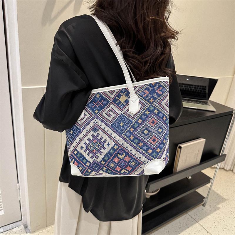 Chic Large Capacity Canvas Tote Bag For Women Fashionable Shoulder Bag With Zipper