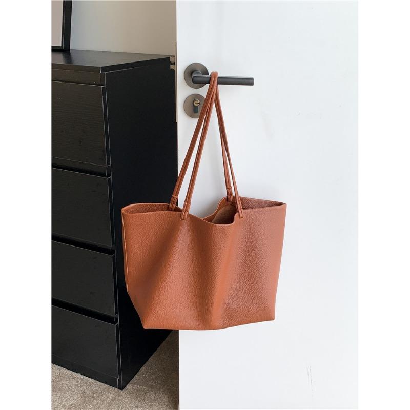 Soft Leather Portable Large-capacity Tote Bag, High-end Logo Child and Mother Shoulder Bag, Fashionable Niche Commuter Women's Bag