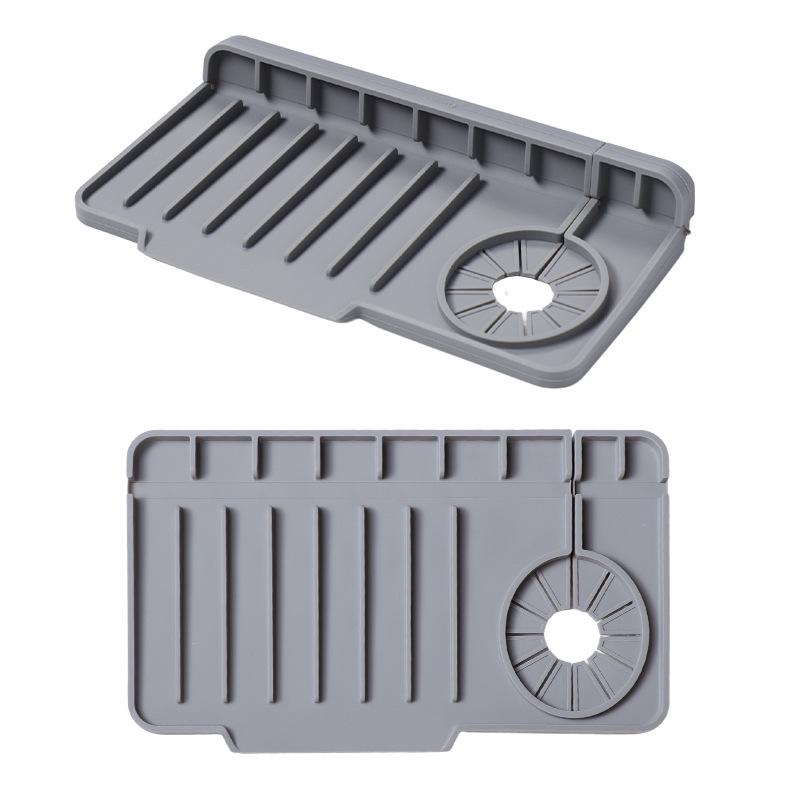 Silikonová odkapávací podložka pod baterii s bočním otvorem – Ochrana proti stříkající vodě do dřezu a podložka proti hromadění vody se spádovým odvodem.