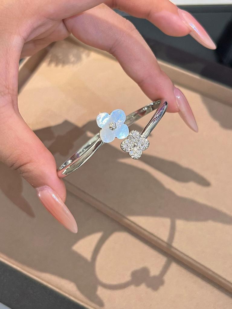 French Retro Four-Leaf Flower White Shell Fringed Necklace Five-Flower Bracelet Petal Temperament Premium Light Luxury Set