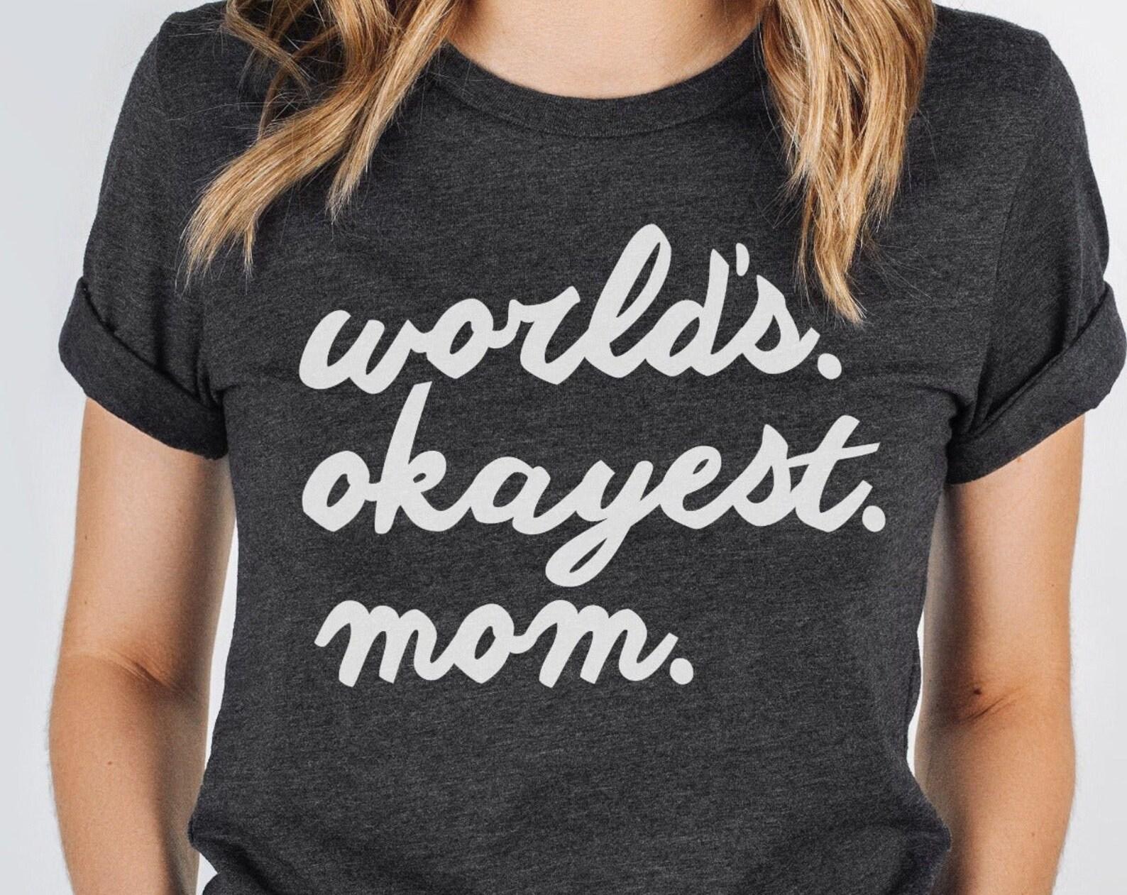World s Okayest Mom | Dark Heather Grey Classic Crew | T-Shirt L