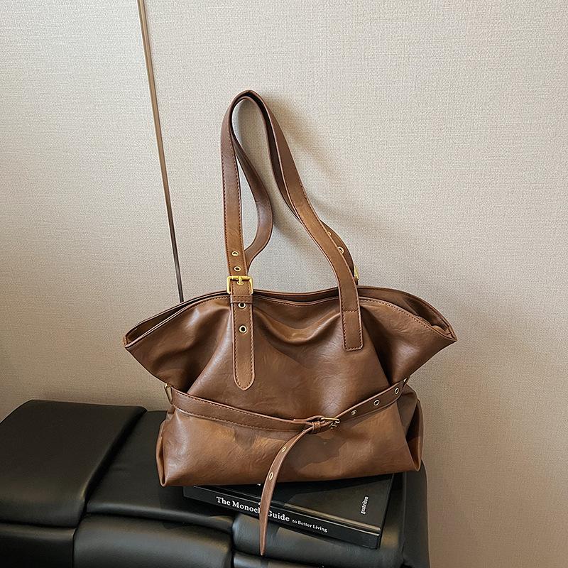

Autumn and winter bags large-capacity women s armpit bags 2025 new simple tote bags versatile shoulder commuter bags коричневый