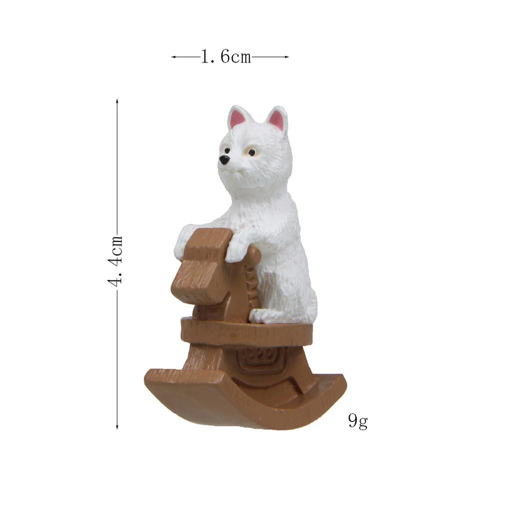 Shiba Inu auf einem Holzpferd Mikro-Landschaftsspielzeug aus PVC für Schreibtischdekoration und Sammler