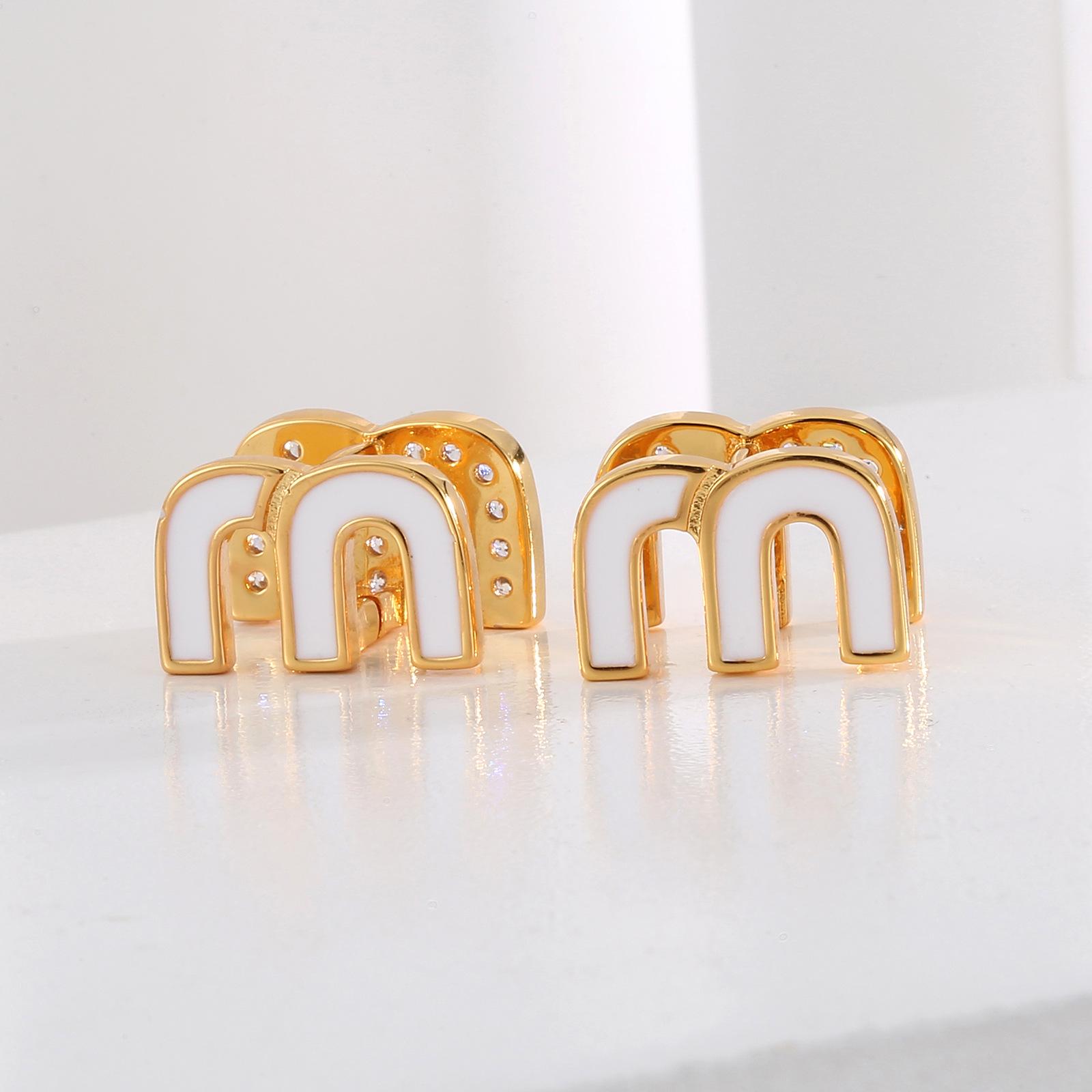 

Модные небольшие ароматы от кутюр легкие роскошные текстуры качественные двухсторонние буквы М цирконовые застежки для ушей серьги высокого класса