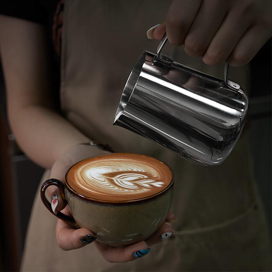 350/600ML Kaffeemilch Aufschäumkännchen Kanne Edelstahl Milchkännchen mit Skala Milchkannen Barista Werkzeug Kaffeegeschirr Zubehör