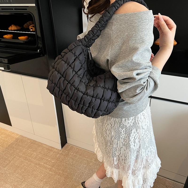 2025 new pleated rhombus casual portable underarm bag women's fashion versatile casual large-capacity shoulder messenger bag