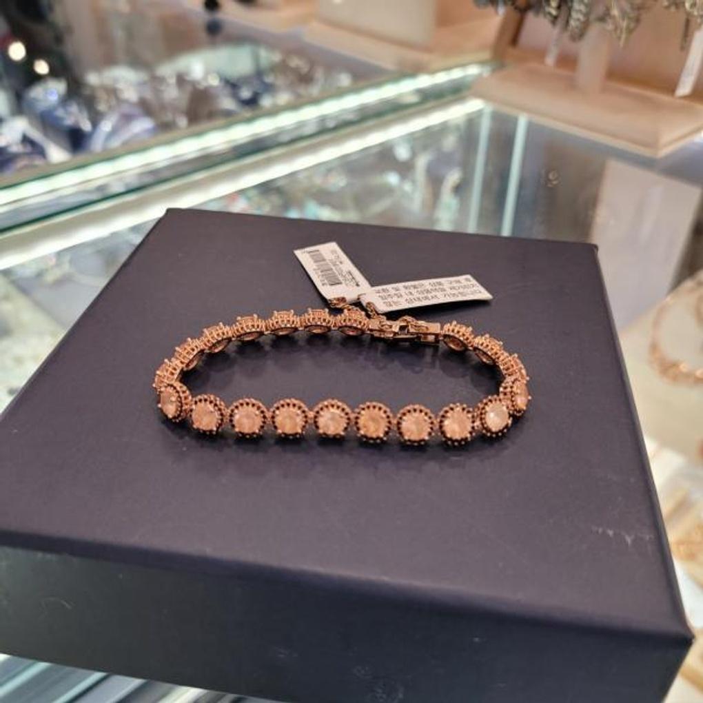Atria's luxurious and stylish cubic line bracelet, JTOBAFR0018, is perfect for everyday wear.