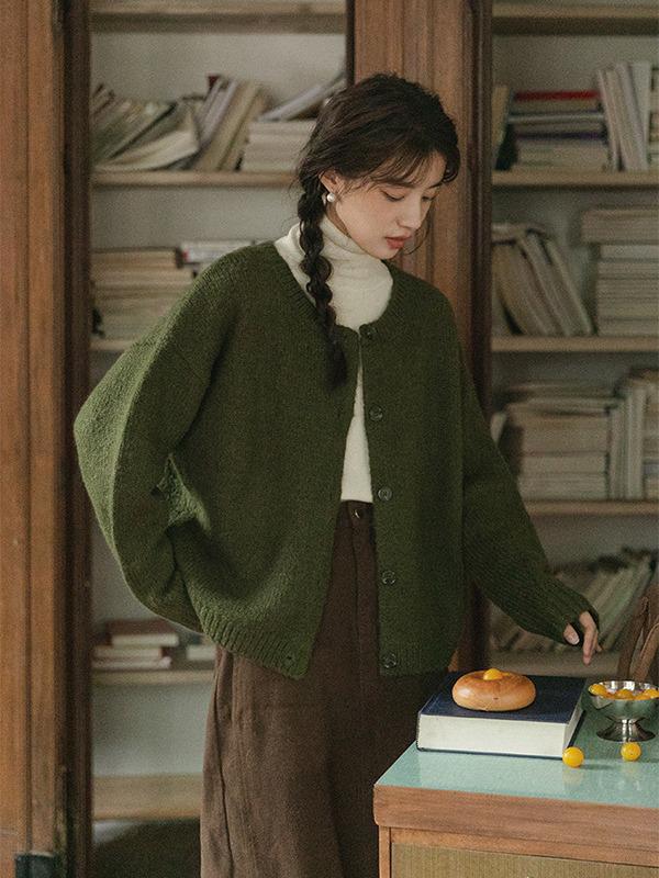 

Retro Green Wool Knit Cardigan: Slimming, Festive, Casual Round Neck Sweater for Autumn/Winter. Medium