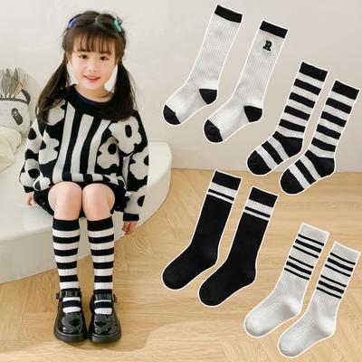 Frühling Herbst Baby Baumwolle Kinder Boden Sport Strümpfe Neu Koreanisch Weiß Schwarz Gestreift Kniehoch Lange Socken für Kinder Kleidung