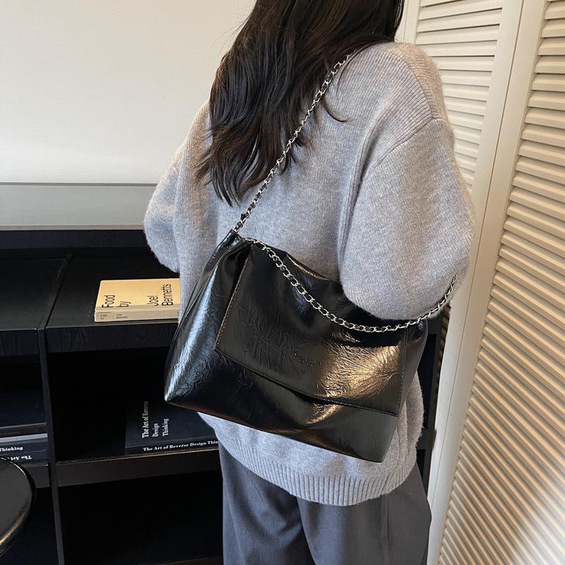 Korean version of premium oily leather large-capacity commuter tote bag fashionable versatile shoulder bag chain underarm bag