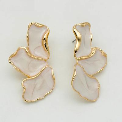 Unregelmäßige Metallcreme Blütenblatt Ohrstecker für Damen Schweres Design Neuer Stil Modeschmuck Party-Accessoires Geschenk