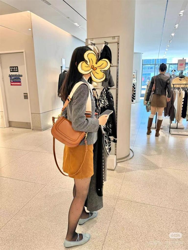 2026 New Style Spanish Women's Saddle Bag: Magnetic Flap, Stitch Detail, Versatile Single Shoulder or Crossbody