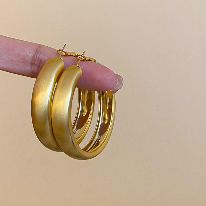 Gold Wide Wire Brushed Large Round Hoop Earrings in Light Luxury Style - Elegant and Exaggerated Ear Jewelry.