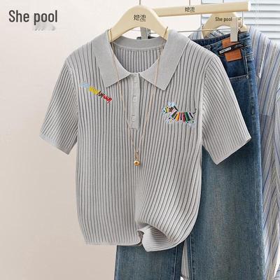 Polo en maille côtelée brodé dessin animé She Chi pour femme
