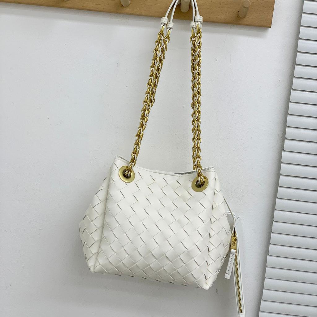 2025 New women's chain parachute bag handmade leather woven bag versatile commuter shoulder messenger bag tide