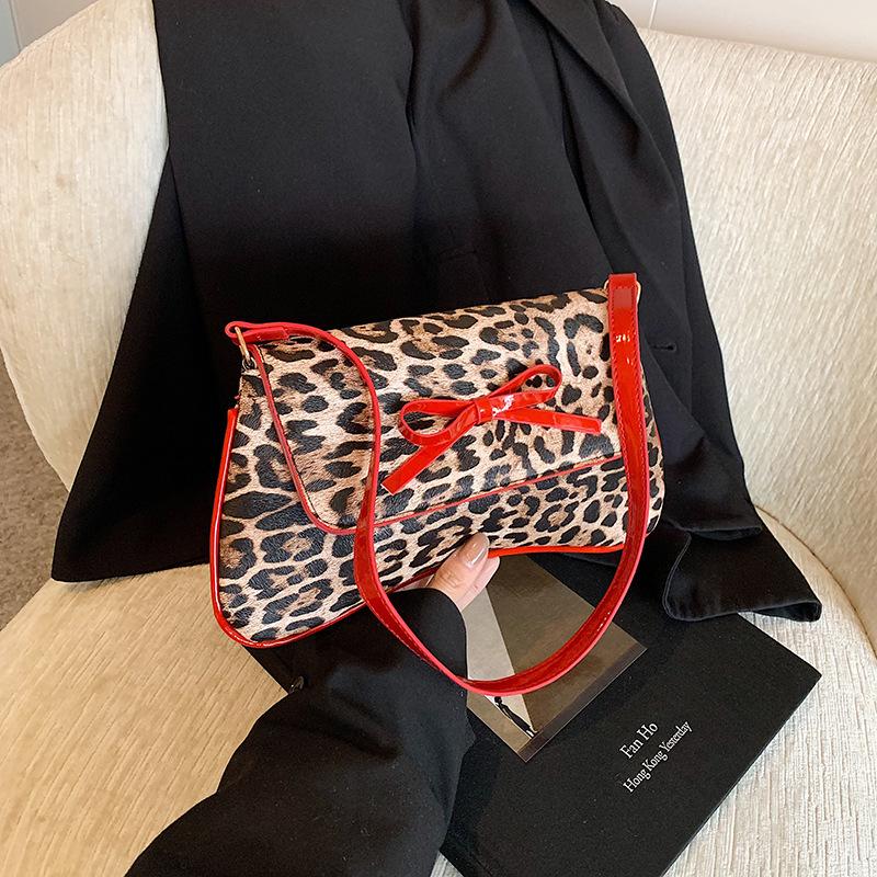 

French style foreign style fashion small square bag 2025 winter new retro niche design popular personality shoulder messenger bag красный