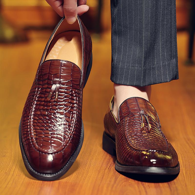 Designer New Gentleman Tassels Loafers Men's Pointed Slip On Patent Leather Formal Wedding Prom Dress Homecoming Footwear