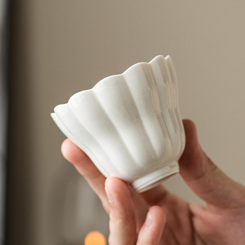 Tráva, popel, krajka, hlavní samostatný šálek keramického čaje, čajová souprava Kung Fu, aroma šálek s ochutnávkou čaje, jednoduchý šálek na čaj